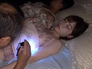 Cậu nam sinh chưa đụng chạm gái bao giờ và 3 cô bạn yêu nghiệt học cùng lớp