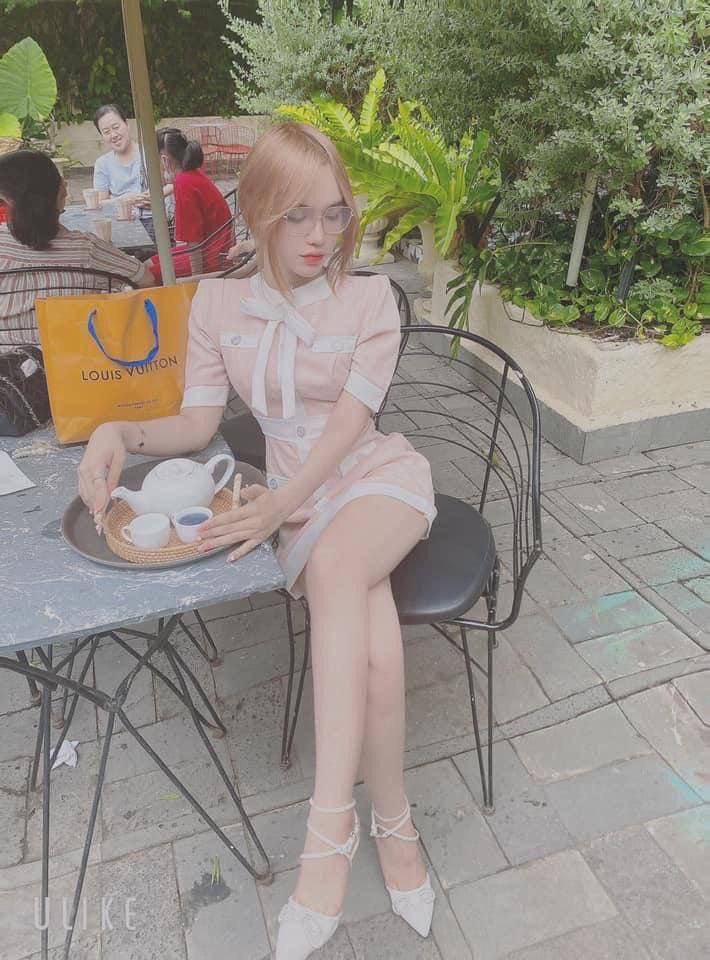 Thật tuyệt vời! Sau khi cho con bú, cô ta ra ngoài để ngoại tình. Một cô gái trẻ như vậy chắc chắn phải bị địt dữ dội